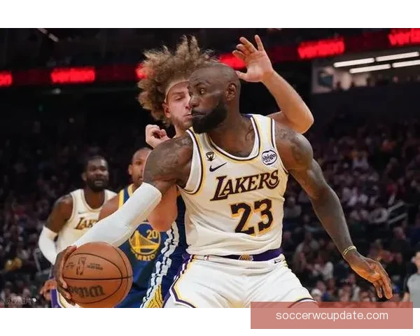 勒布朗41岁逆袭超越极限创纪录 见证顶级自律与不屈精神 勒布朗41岁逆袭超越极限创纪录 见证顶级自律与不屈精神